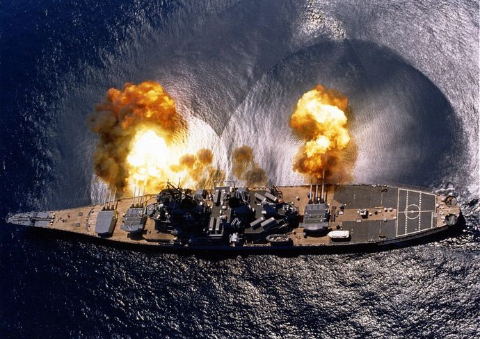 それでは戦艦武蔵(アイオワ？)のフルファイヤー画像をご覧ください！