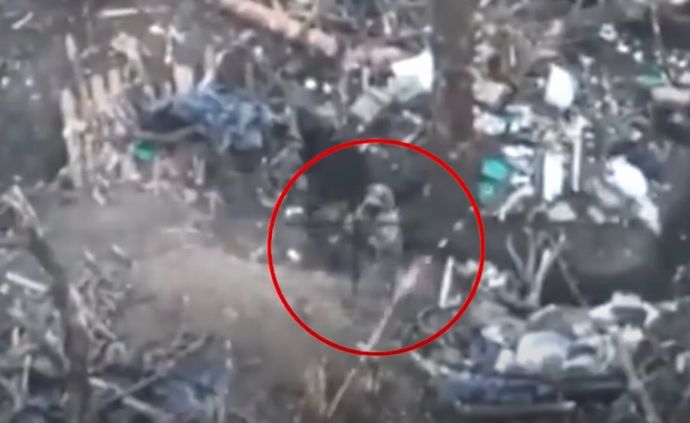 グロナス自動砲搭載のロシア軍BTR-82A装甲車の制圧射撃を受けるなか、1人で戦うウクライナ兵！