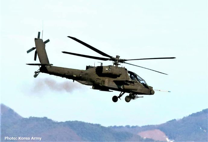 韓国陸軍、攻撃ヘリAH-64アパッチで新年最初の空中射撃訓練を実施！
