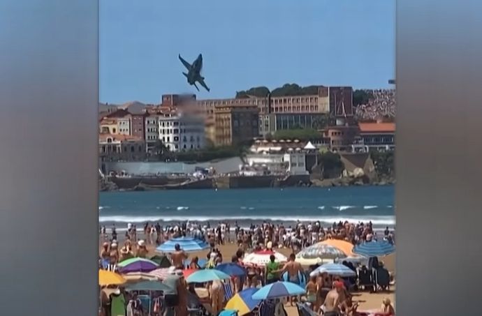 スペイン空軍のF-18戦闘機のデモ飛行がヤバすぎて会場騒然…鳥の群れを回避！