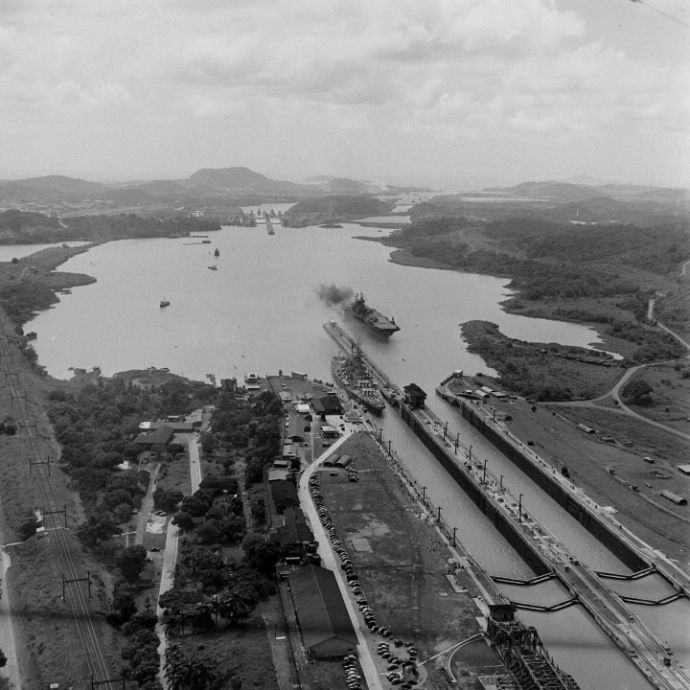 日本降伏後、パナマ運河を通過する米海軍空母「エンタープライズ」と戦艦「ワシントン」の姿！