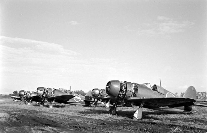 日本軍が降伏後に神奈川県厚木航空基地で米軍により撮影された写真！