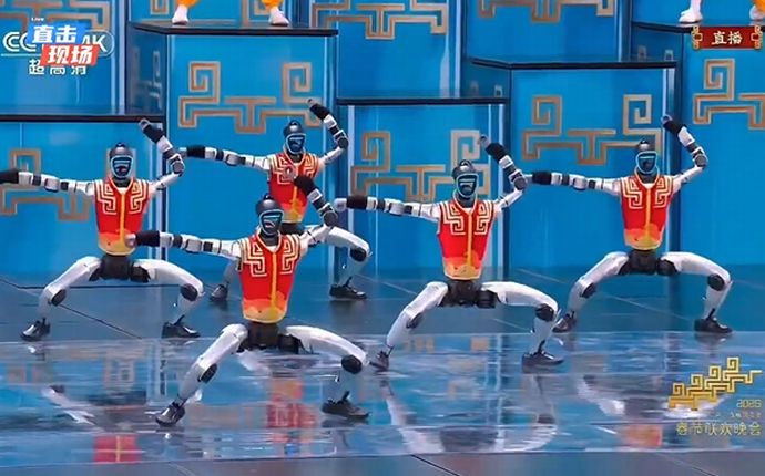中国ヒト型ロボットがカンフー披露…CCTV春節歌合戦で技術力を披露！