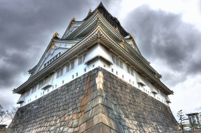 外国人観光客？が大阪城の石垣によじ登る姿に相次ぐ批判！