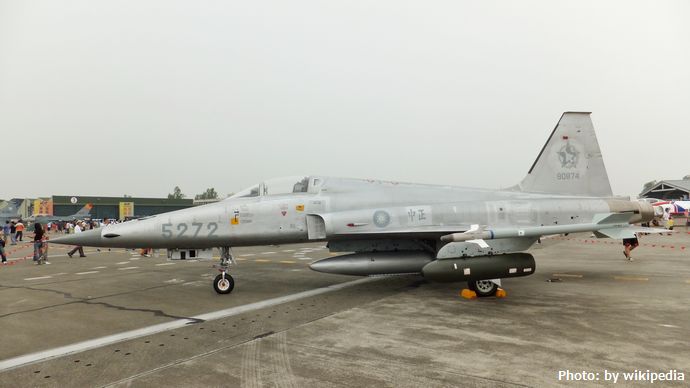 ROCAF_F-5E_in_Gangshan_Air_Force_Base_20111015