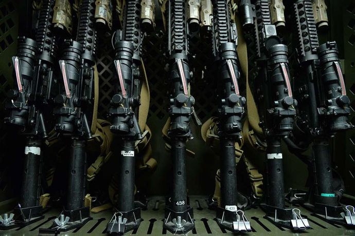 お笑い芸人の狩野英孝、まるで武器庫のような自宅壁を公開！