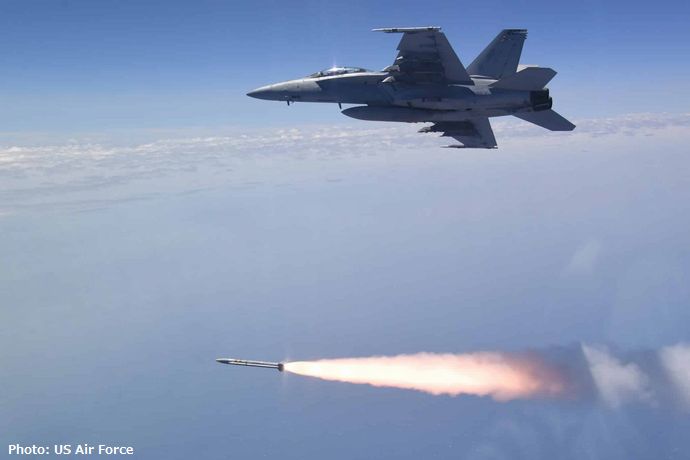 米海軍のF/A-18戦闘攻撃機から射程延伸型先進対レーダー放射ミサイル「AARGM-ER」を発射…4回目の実射試験に成功！