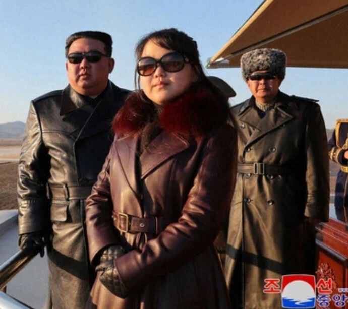 金正恩氏の娘ジュエ氏、サングラスに革コート姿で登場…空軍司令部を視察！