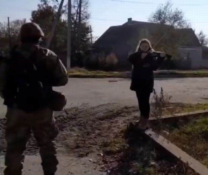 ヴァイオリンで国歌を演奏し、ウクライナ軍兵士を迎える少女！