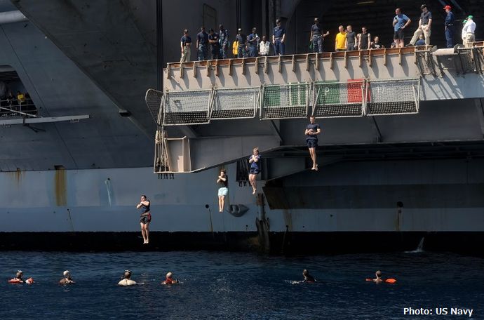 瀬戸内海で貨物船から転落した男、泳いで島にたどり着く… 翌日島民から携帯借りて通報！