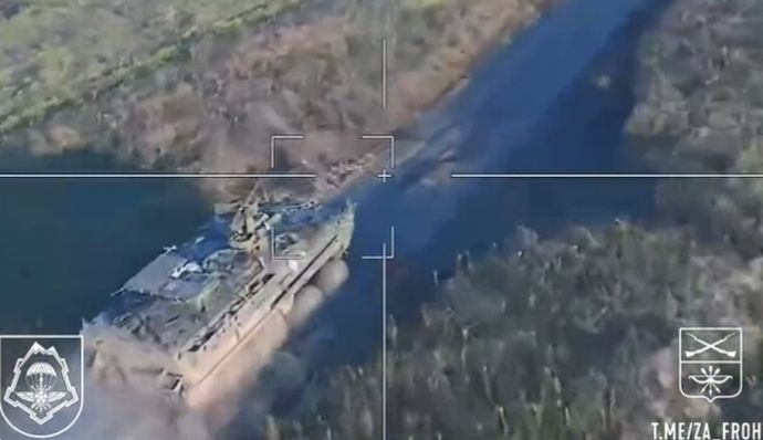 前線でストライカー装甲車が目撃されたのは初めて？…ロシア軍のランセットドローンが命中！