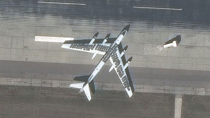 ロシア軍が航空機攻撃に驚きの防御策か？機体上部にタイヤを敷き詰め防御…衛星写真で判明！