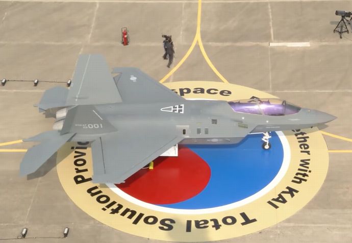 韓国独自技術の国産戦闘機「KF-21」量産1号機が初出庫…防衛産業4大強国に跳躍！