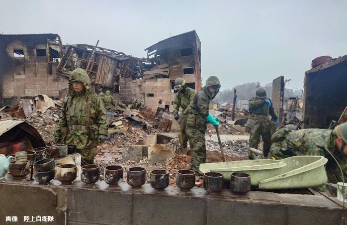 災害派遣の自衛隊員「装備品ボロボロ」報道に「こういうところにお金使って」の声… 元隊員も「意外に自腹は多い」と指摘！