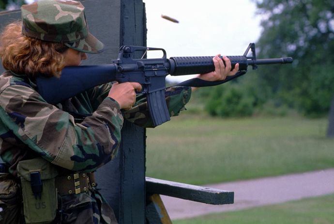 拳銃を所持する若い女性が目撃される…大阪市西成区で！