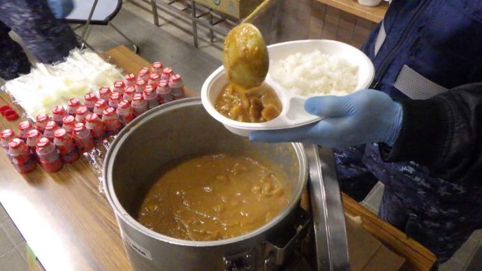 海自護衛艦「せんだい」が提供するカレーライス…引き続き災害派遣活動に対応！