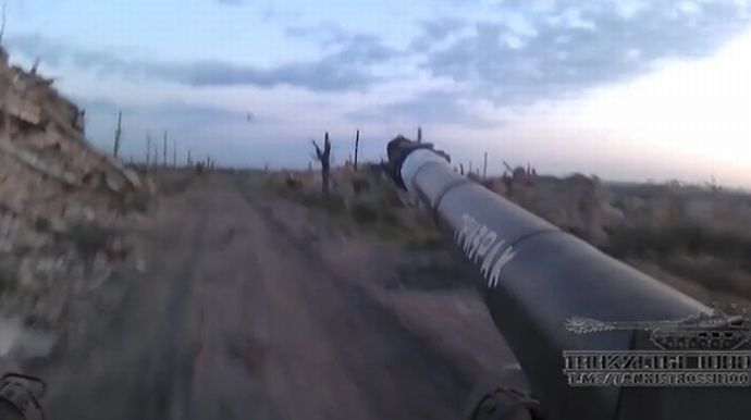 自爆型ドローン「スイッチブレード」の攻撃を受けるロシア軍戦車…全く効果なさ過ぎ！