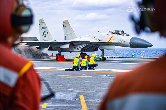 中国海軍空母が西太平洋海域で行ったJ-15艦載戦闘機の離着艦飛行訓練！