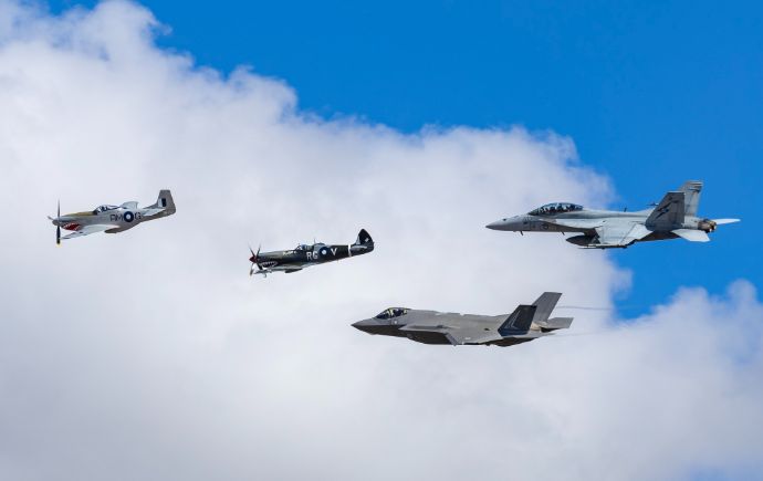 オーストラリア空軍航空ショーで新旧戦闘機が編隊飛行を披露！