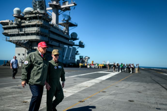 米海軍がトランプ大統領に海上戦力を披露！