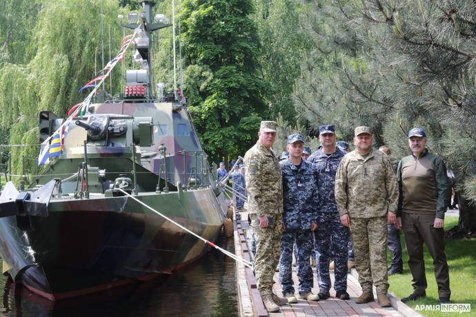 新しくウクライナ海軍に配備された河川砲艦「ブチャ」…就役式典にザルジニー総司令官が出席！