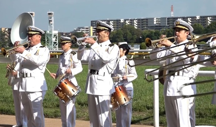 海自東京音楽隊が東京競馬場で「ウマ娘」の楽曲披露…昼休みに演奏会！