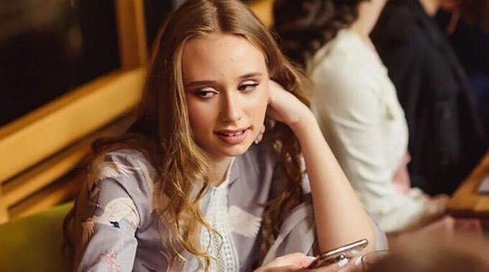 プーチン大統領の婚外子(22)、偽名使用し仏パリ「反戦美術館」勤務で物議！