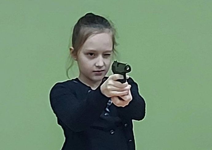 ロシア・ノヴゴロド市、小学4年生を対象にマカロフ拳銃の射撃授業！