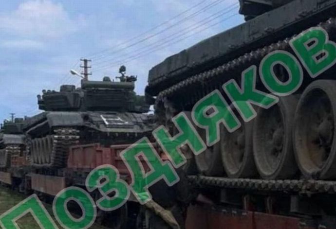 ベラルーシ軍がT-72戦車に「B」の文字を書き込こむ！