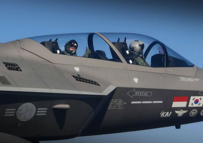 テストパイロット以外で初めて超音速戦闘機「KF-21」に乗った韓国空軍参謀総長…「K防衛産業の価値を高める名品戦闘機」と評価！