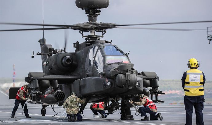 Apache-HMS-Queen-Elizabeth-flight-deck-3