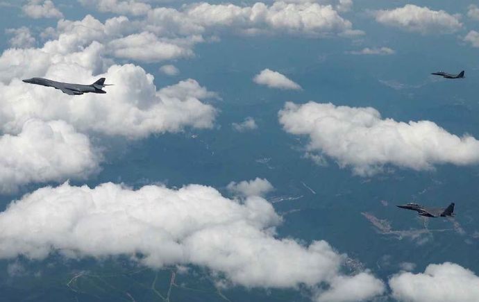 米戦略爆撃機B-1Bが韓国内の射爆場に精密誘導弾を投下、韓国軍と7年ぶりの訓練…北汚物風船に警告！