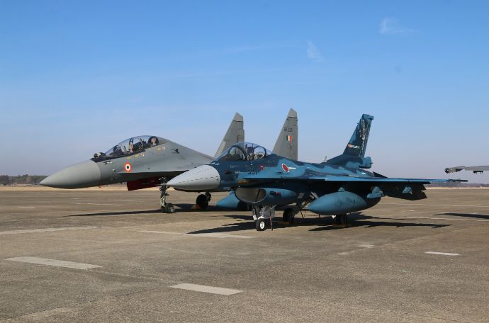 空自百里基地、インド空軍Su-30戦闘機とF-2戦闘機がツーショット！