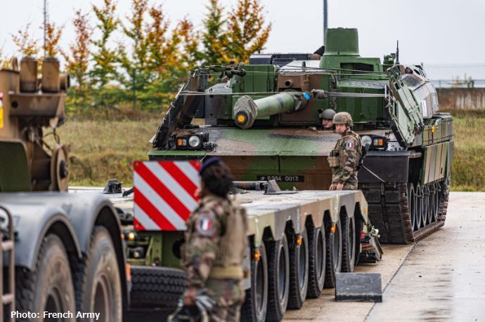 フランス陸軍第7機甲旅団のルクレール戦車などの輸送を第516輜重連隊が支援！