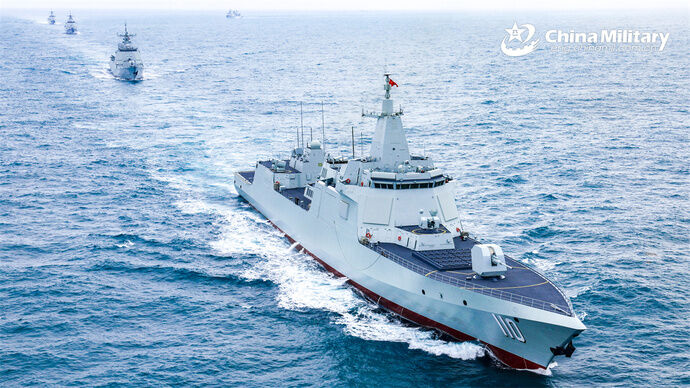 中国海軍に就役した055型ミサイル駆逐艦「安慶」「東莞」が052D型サイル駆逐艦数隻と戦闘訓練を実施！