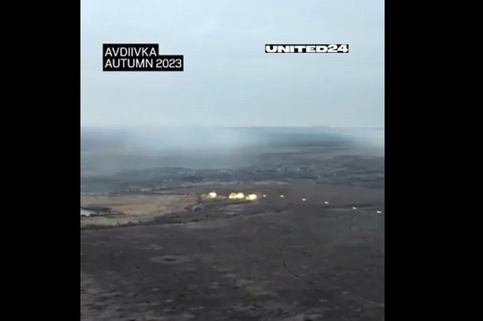 ブラッドレー歩兵戦闘車IFVの真骨頂、遠距離から25ミリ砲連射でロシア軍標的を端から撃破！