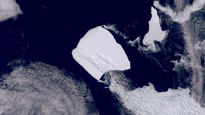 南極海に浮かぶ世界最大の氷山「A23a」…浸食で巨大な穴やアーチが形成！