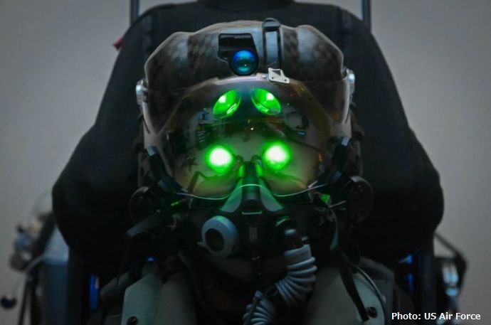 米空軍パイロット・フィット施設で酸素マスクをテストする空自F-35パイロットの杉本3等陸佐！