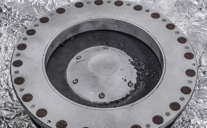 小惑星ベンヌから持ち帰ったサンプル入り箱のフタが開かない…NASA！