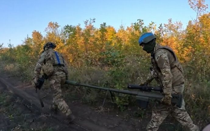 アリゲーター14.5mm対物狙撃銃を運搬するウクライナ兵…デカすぎて車からはみ出す！