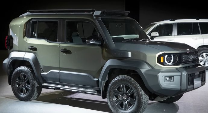 トヨタ新型「ランドクルーザーFJ」世界初公開、小型タイプ…日本発売は2026年予定！