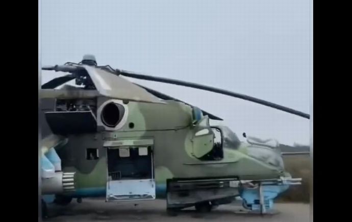 ウクライナ軍に鹵獲されたロシア軍の攻撃ヘリ「Mi-24 ハインド」…故障か燃料なかったのか！