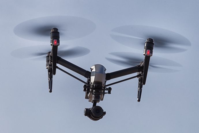 政府、「ドローン規制法」の改正案を閣議決定…重要施設周辺約1キロ圏内飛行禁止に、罰則も強化！