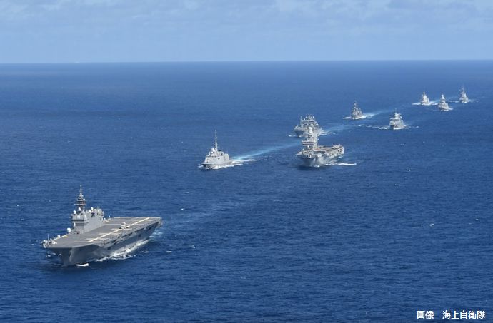海自の巨艦「いずも」が先頭！圧巻すぎる「多国籍(日豪伊独仏)の大艦隊」画像が公開… イタリア空母も参加