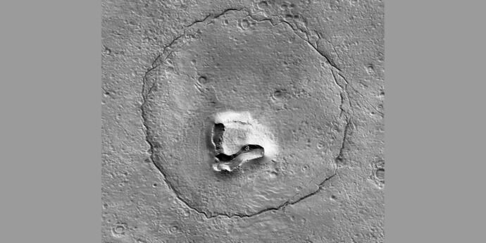 火星の表面に「クマ」にしか見えない地形を発見！