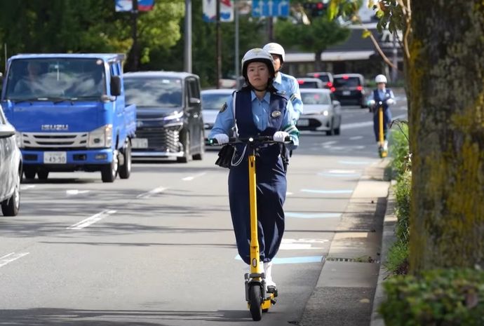 大阪府警の警察官が電動キックボードの「お手本」走行…マナー向上へ！