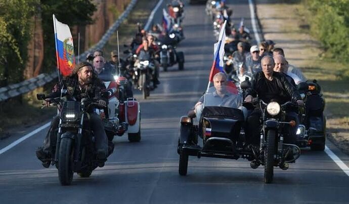 ロシアの愛国バイク集団、モスクワからドイツに向けツーリング開始…特別軍事作戦のシンボルであるZ旗も！