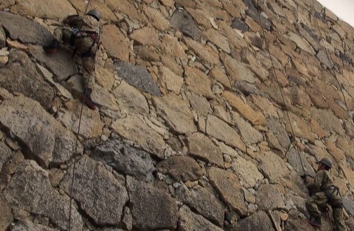 「日本の文化を壊すな」…大阪城の城壁をよじ登る外国人観光客が多発！