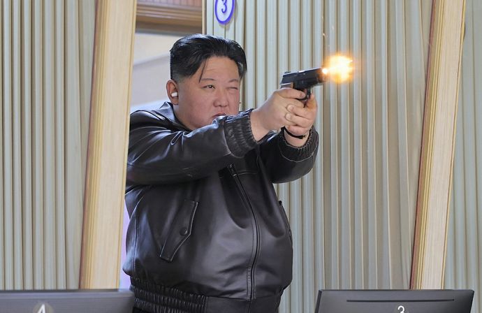 北朝鮮の金正恩委員長、軍需工場を視察し娘と新型拳銃を射撃！