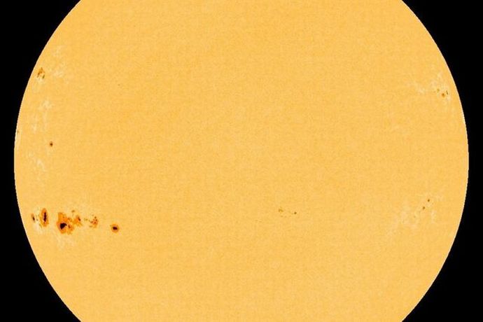 太陽表面に巨大黒点群を観測、地球の直径の10倍の大きさ…大規模フレアも発生！